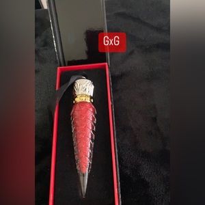 NEW LIMITED EDITION CHRISTIAN LOUBOUTIN
LOUBILAQUE
LIP LACQUER GOLD CAP
001L
💄